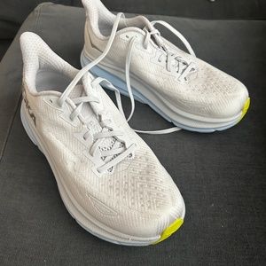 Hoka Clifton’s size 9D